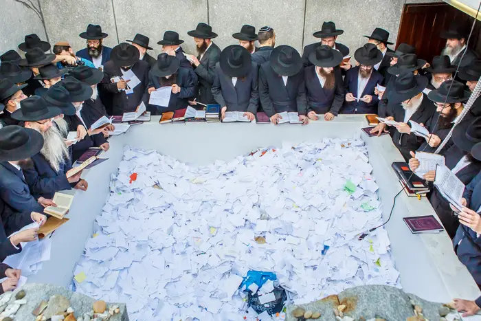 Chabad-Lubavitch rabbis pray at the gravesite of the Rebbe, Rabbi Menachem M. Schneerson<br>